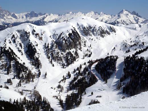 Dolomity - Pampeago - pohled z nejčernější sjezdovky